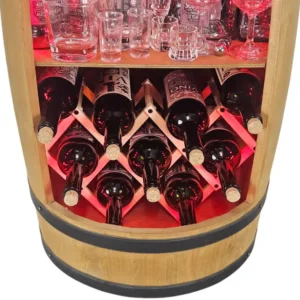 Wnętrze barku z beczki z czerwonym oświetleniem LED RGB i drewnianym stojakiem na wino