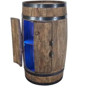 Boczne ujęcie barku z beczki z drzwiczkami i niebieskim podświetleniem LED RGB