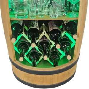 Zbliżenie barku z beczki z zielonym oświetleniem LED RGB i butelkami w stojaku na wino