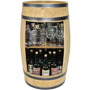 Drewniany barek z beczki z butelkami whisky, wina i szkłem ustawionym na wewnętrznej półce