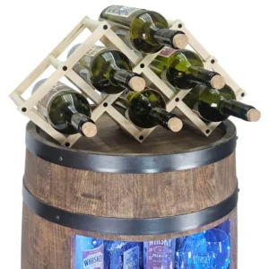 Drewniany stojak na wino ustawiony na górnym blacie barku z beczki