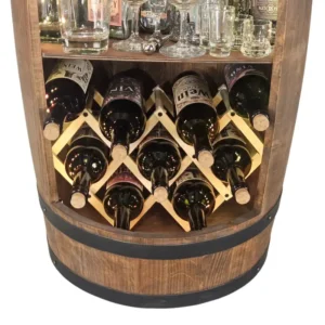 Drewniany stojak na wino umieszczony w dolnej części barku z beczki
