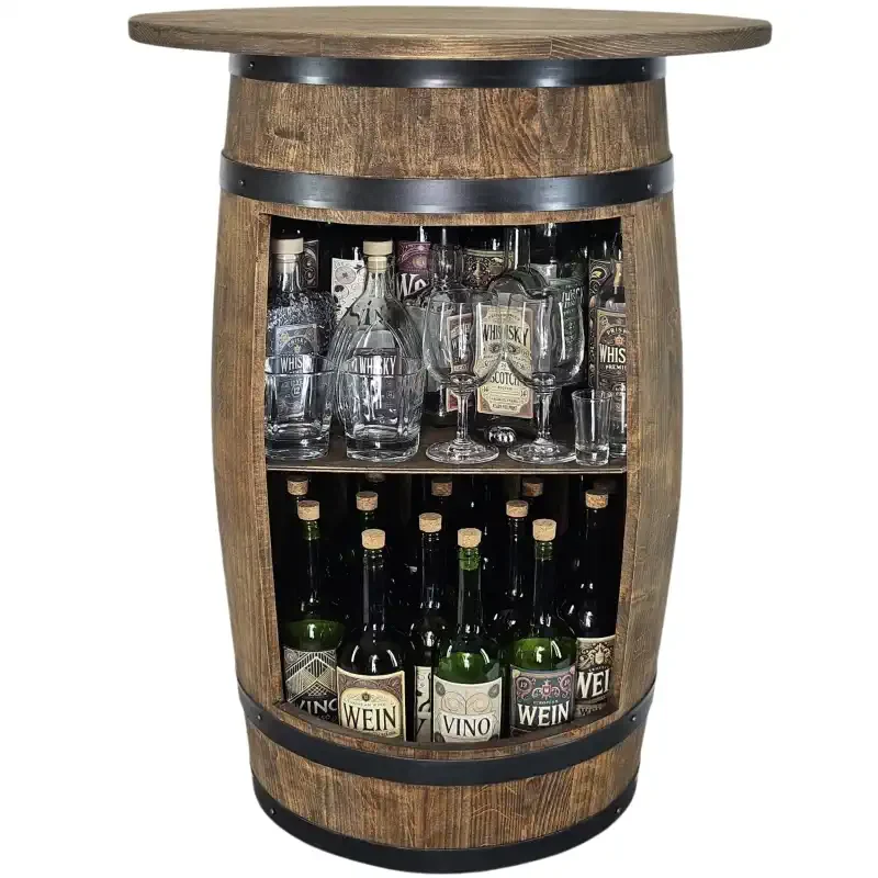 Drewniany barek do salonu w kształcie beczki z dużym rozkładanym blatem, wnętrze wypełnione alkoholem i szkłem.