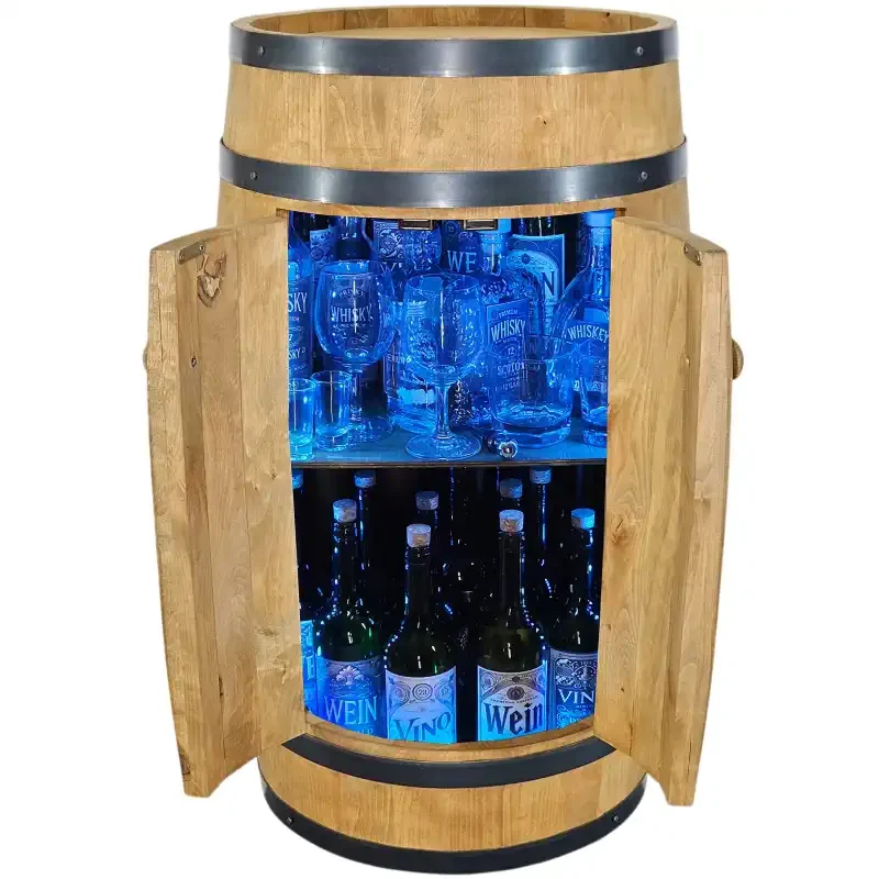 Drewniany barek z drzwiami i wielokolorowym LED RGB, wewnątrz ułożone butelki wina i whisky.