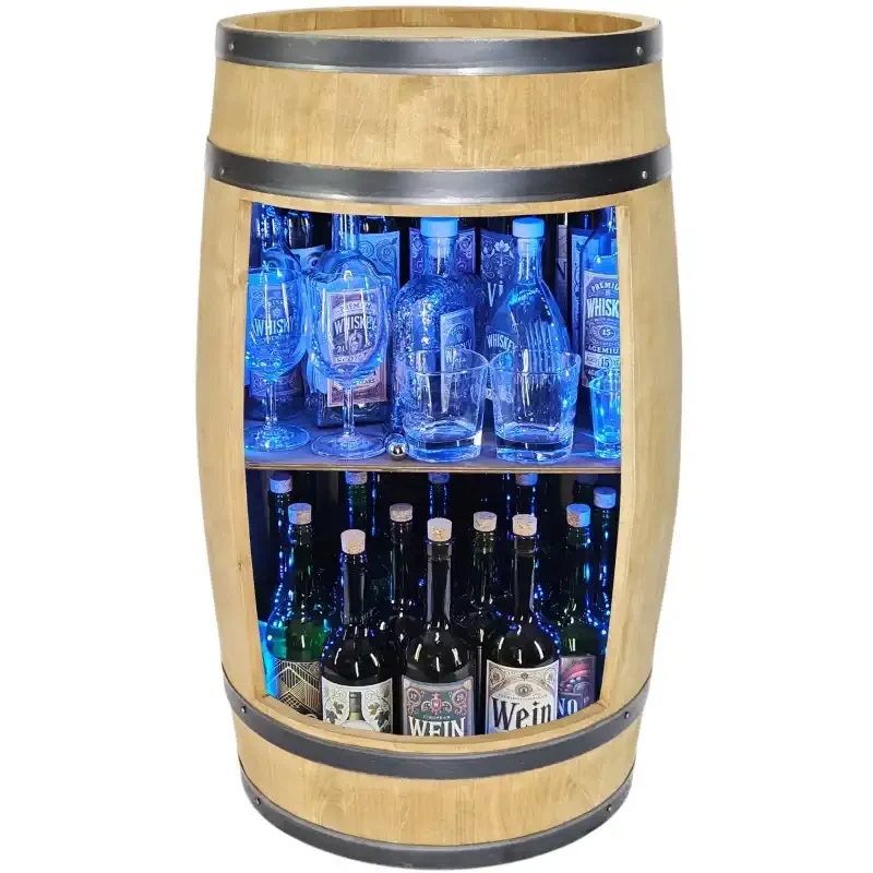 Drewniana beczka barek z podświetleniem LED RGB na niebiesko, z wbudowaną półką pełną butelek wina i whisky.