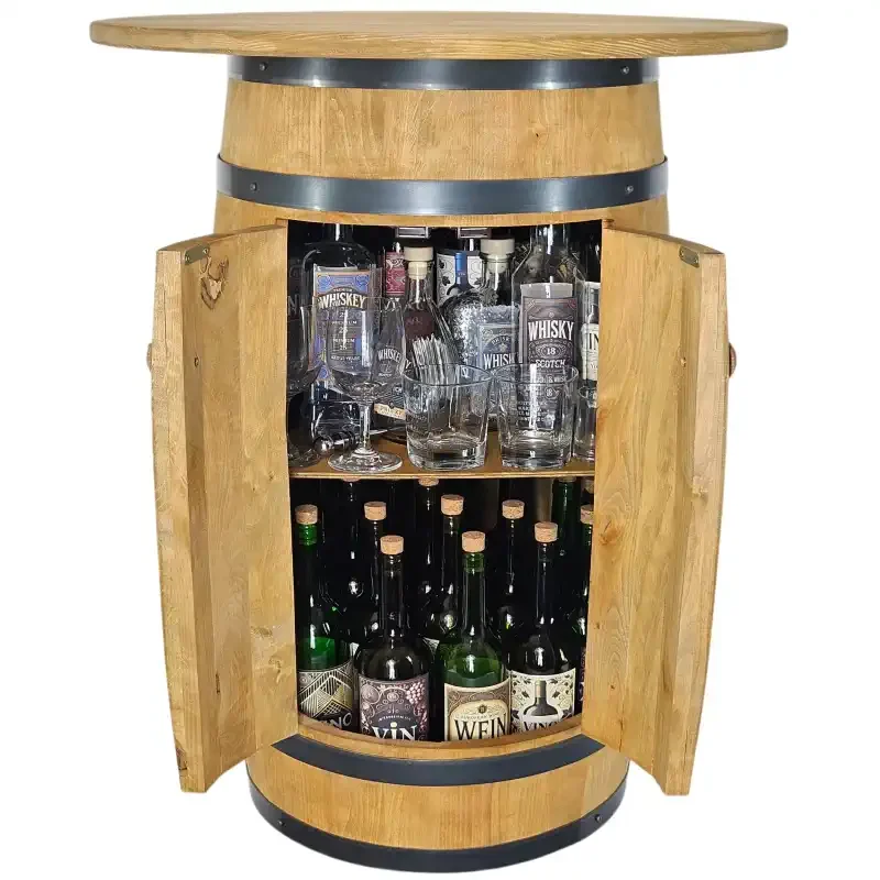 Drewniana szafka na alkohol z rozłożonym blatem i uchylonymi drzwiczkami, wewnątrz butelki wina.