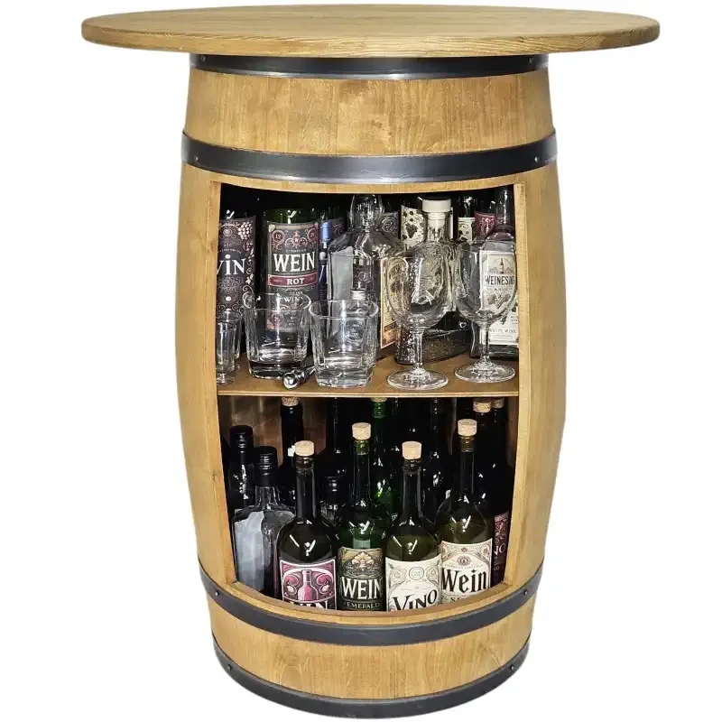 Drewniany barek w kształcie beczki z rozkładanym blatem, wypełniony butelkami whisky i wina.