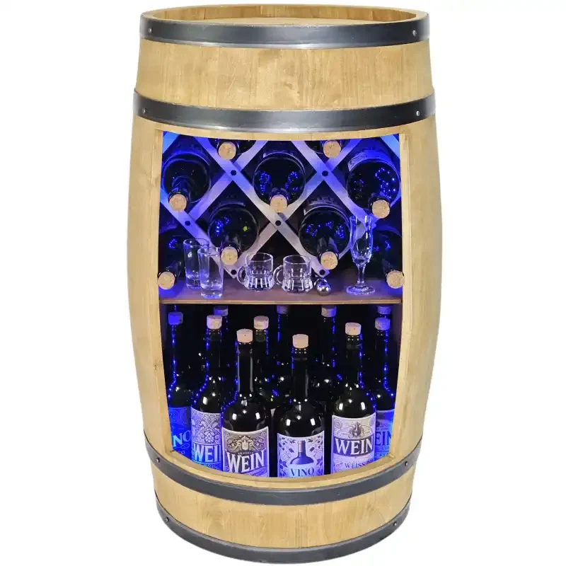 Drewniany stojak na wino z beczki jasny brąz z oświetleniem LED RGB, półką i butelkami alkoholu.