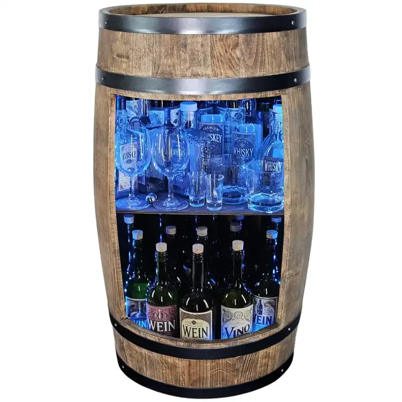 Klasyczny drewniany stojak na wino i whisky w formie otwartej beczki z czarnymi obręczami.