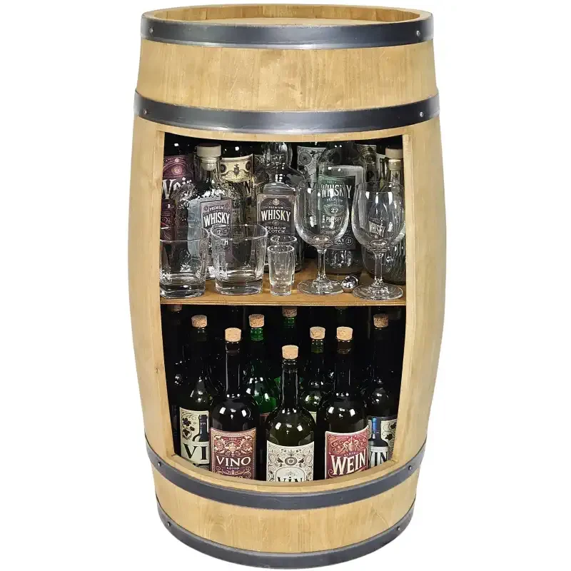 Drewniany barek beczka na alkohol w odcieniu jasnego dębu, półka wypełniona butelkami wina.