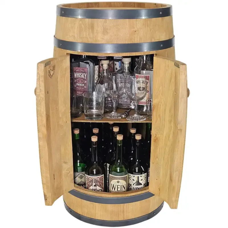Szafka beczka na alkohol z drewna z uchylonymi drzwiczkami, wewnątrz butelki whisky i wina.