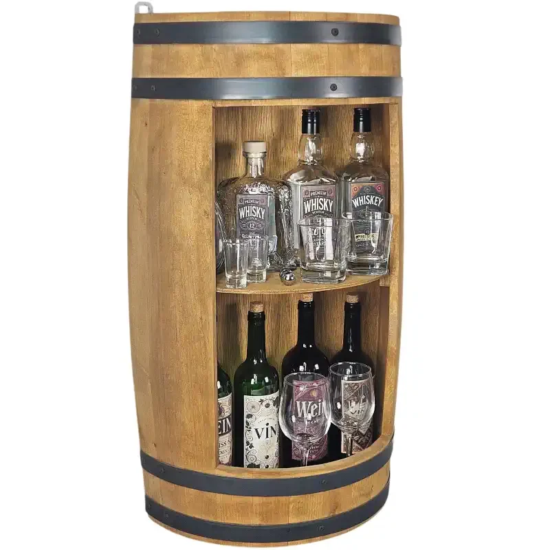 Ścienny barek z połowy beczki w jasnym odcieniu dębu, wypełniony butelkami whisky, wina oraz szkłem.